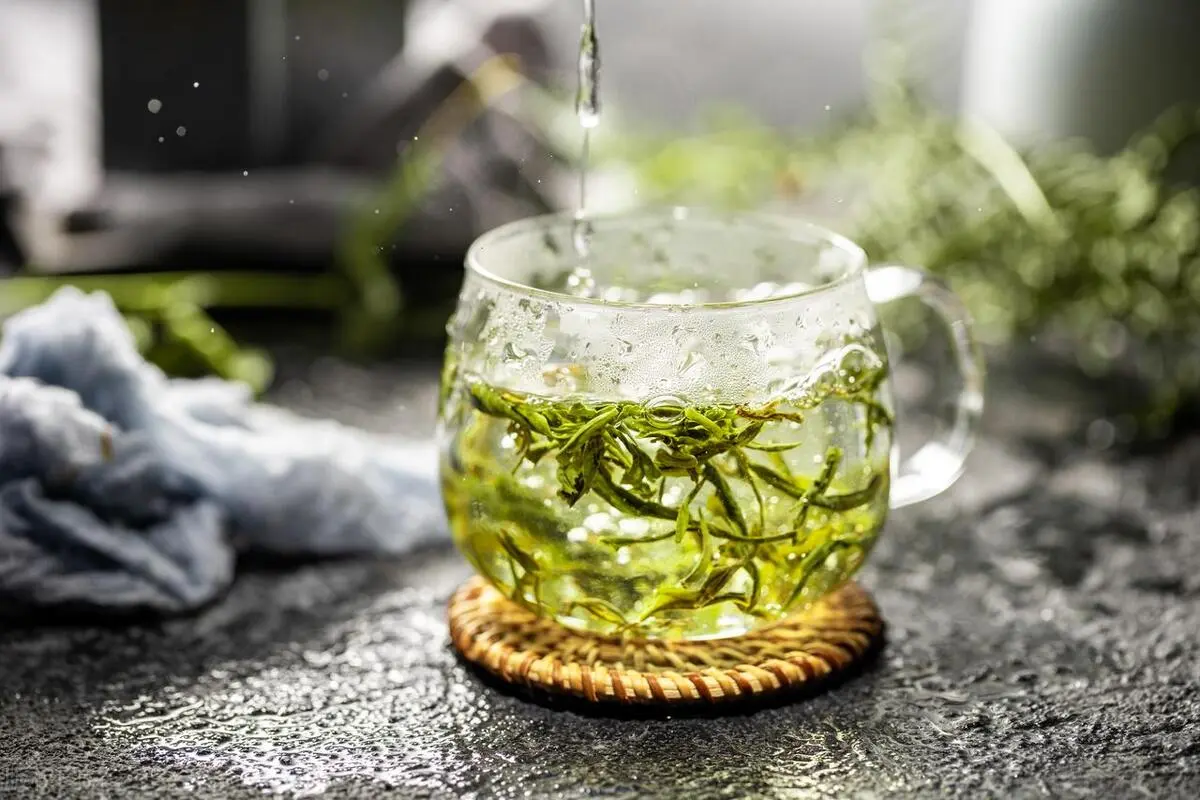 What role does oolong tea extract play in skin care formulations?